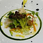 ソンブルイユ TOKYO - シマアジマリネ仕立てとサーモンリエット　奥の蟹味噌のメレンゲ状ソースがアクセントに