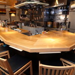 しん歩 - オープンキッチンの調理風景が見えるカウンター