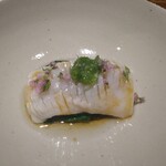 温石 - 茹で揚げのカマス、モロヘイヤ、ネギソース