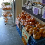 感謝の豆腐工房 - 地産八朔など柑橘類に囲まれた玄関周り