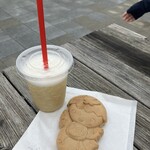 道の駅 季楽里 あさひ - 梨のスムージーとあさピー焼き（つぶあん）。