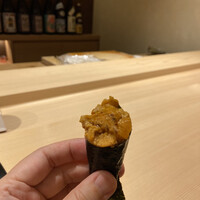 鮨と酒 魚伸 - ソフトクリームのように持たせてくれました。