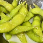 うしとらSTAND - ワサビ枝豆@300円 これ美味しい！茹でた枝豆に塩とワサビパウダーがまぶしてあって、ツンとくる感じがクラフトビールに合うぅ！