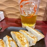 うしとらSTAND - にんにく無し餃子@500円 チルド餃子を焼いたものなれど、とても美味しかった。この手は餡に味がしっかりついているので、醤油の類をつけずにそのまま食すのが吉ですな！ところで、日本のラガーやピルスナー系のビールと餃子の愛称は抜群だけど、コクや風味の濃厚なクラフトビールにはどうですかね？