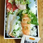 ライフ - 料理写真:具だくさん彩り海鮮丼(えび入)