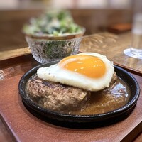 いつぼし - メインの「ハンバーグ」は1個は小さめですが2個あるので、ボリューム的には十分。
