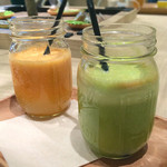 コスメキッチンカフェ - 本日のRow Juice(ほうれん草などのグリーンスムージーと人参やオレンジのスムージー)