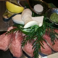 美食 個室・炭火焼・ワイン 縁 新宿店 - 大トロ牛タンの水晶プレート焼き