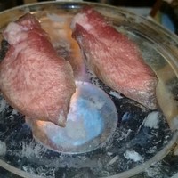 美食 個室・炭火焼・ワイン 縁 新宿店 - 大トロ牛タンの水晶プレート焼き