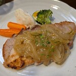 キッチン ブルー グローブ - 豚ロースソテーのアップ