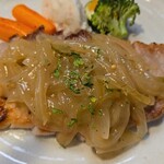 キッチン ブルー グローブ - 正面から、シャルキュテイの玉ねぎもタップリ！