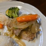 キッチン ブルー グローブ - 人参を乗せるも、溢れる