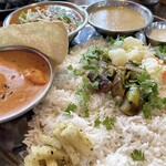 スパイス・ツリー - バターチキン、ババド、ブリと塩麹、豆のカレー、ライタ、バスマティライス、野菜料理3種