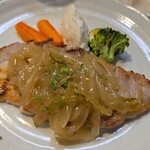 キッチン ブルー グローブ - 反対側から、シャルキュティエールのソースはタップリ！