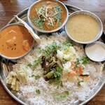 スパイス・ツリー - 2種盛り　メイン「ブリと塩麹」、サブ「バターチキン」