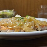 キッチン ブルー グローブ - 横から、シャルキュテイは山盛り！