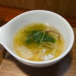 キッチン ブルー グローブ - 白菜スープのアップ