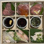 めしや因すけ - 特選肉刺し 重箱六種盛り合わせ