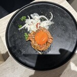 めしや因すけ - 「道産和牛の炙らないユッケ風　極濃卵黄」（2024.8/21）1,699円