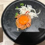 めしや因すけ - 道産和牛の炙らないユッケ風　極濃卵黄