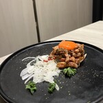 めしや因すけ - 道産和牛の炙らないユッケ風　極濃卵黄