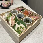 めしや因すけ - 特選肉刺し 重箱六種盛り合わせ