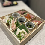 めしや因すけ - 特選肉刺し 重箱六種盛り合わせ