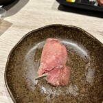 めしや因すけ - 大判道産和牛 ブリスケの炙り肉寿司