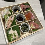 めしや因すけ - 特選肉刺し 重箱六種盛り合わせ