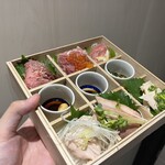 めしや因すけ - 特選肉刺し 重箱六種盛り合わせ