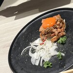 めしや因すけ - 道産和牛の炙らないユッケ風　極濃卵黄