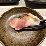 めしや因すけ - 大判道産和牛 ブリスケの炙り肉寿司