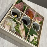 めしや因すけ - 特選肉刺し 重箱六種盛り合わせ