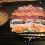 みゆきちゃん定食 - 海鮮丼 大盛り　700円