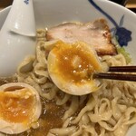 麺 みつヰ - 【味玉】味4.4
      箸で半分に割ると、黄身は少し柔らかめのゼリー状一歩手前。
      でも、黄身の旨味は、、、かなりハッキリで旨い。
      トロッとした白身の数秒後に、黄身の旨ぁ甘味が広がります。ちぢれ麺との相性も⭕️