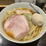 麺 みつヰ - んで、オーダーしてのはコチラΣ(￣。￣ﾉ)ﾉ
                                ■【醤油（チャーシュー・メンマ・蓮根）1050円】
                                ※自家製麺（細麺or中太手もみ麺⭕️）
                                ■【大もり150円】
                                ■【味玉150円】　　計1350円