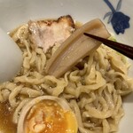 麺 みつヰ - 【蓮根、メンマ】味3.5
      蓮根、メンマは少し固めに設定されています。蓮根は少しにてありますが、甘味等はなくサブ的な役割に陣取ります。