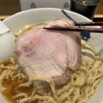 麺 みつヰ - 【低温肩ロースチャーシュー（大）】味4.7
      コレも凄い❗️低温でコレだけ旨味が多いのは、、初めてかもしれない。
      半分噛み締めて、目を閉じて口の中で旨味を広げるぅ。
      低温で付けた点数で最高得点です。