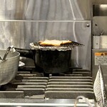 麺 みつヰ - 豚バラの片面が炭だろうか脂れていますねぇ〜。コレは俺のだよね❤︎
      と思いながらしばし待ちます。