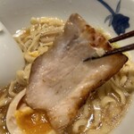 麺 みつヰ - 【豚バラチャーシュー】味4.7
      溶けた脂は最高ですね(● ˃̶͈̀ロ˂̶͈́)੭ꠥ⁾⁾
      この清湯系のラーメンの中では、ヤンチャ系の豚バラ❗️やっぱりラーメンは、卑しさの部分もないと‼️上品なだけでは駄目だ❗️旨ぁ〜ぁ❤︎
