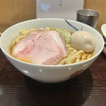 麺 みつヰ - トッピングは、低温肩ロースチャーシュー（大）×1枚・豚バラチャーシュー×1枚・味玉・メンマ×2本・蓮根・ネギといったメンツ達です。