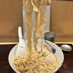 麺 みつヰ - 【麺】味4.9
      間違いない❗️旨い(● ˃̶͈̀ロ˂̶͈́)੭ꠥ⁾⁾
      プルプルと口の中で暴れる中太手揉みちぢれ麺❗️
      最高‼️（麺をよく見ると、点々と全粒粉だ）
      噛み締めると「もっちり」とした歯応え、スープの絡みも良い❤︎
