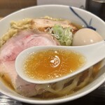 麺 みつヰ - 【スープ】味4.3
                                ひと口目は、鶏の旨味と甘味が広がり、旨ッ(● ˃̶͈̀ロ˂̶͈́)੭ꠥ⁾⁾
                                凄い旨いですね、コレで化学調味料無添加スープというのですから❤︎
                                根底にある深い鶏（丸鶏からの出汁）の旨味に優しい醤油❤︎
