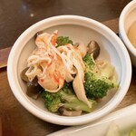 パルファン - カニカマとブロッコリーの胡麻ドレ和え