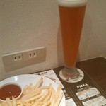 T.T Brewery - ライトエールM（680円）とフライドポテトS（380円）