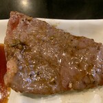 炭火焼肉 ぐら - カルビは特製タレに付けて…