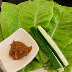 炭火焼肉 ぐら - 辛味噌も一緒にサンチュで巻いて！