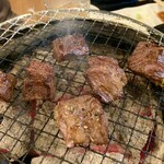 炭火焼肉 ぐら - いい感じに焼けてますヽ(*⌒▽⌒*)ﾉ