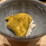 鮨 龍次郎 - シャリに乗った肝和え蒸鮑