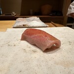 鮨 龍次郎 - 先ず、一貫握らせて頂きます♪でスタートの中トロ握り